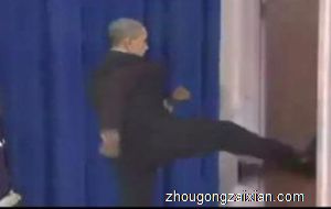 梦见自己踹门是什么意思