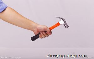 梦见有人拿锤子要打我是什么意思