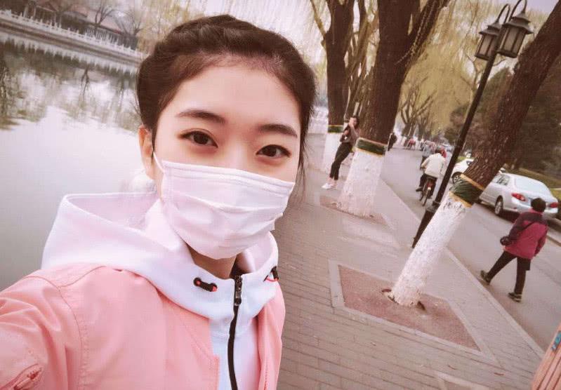 梦见某个朋友用白色衣物盖着脸是什么意思