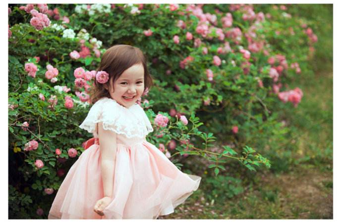 梦见讨人喜欢的小孩进门或到我家来玩是什么意思