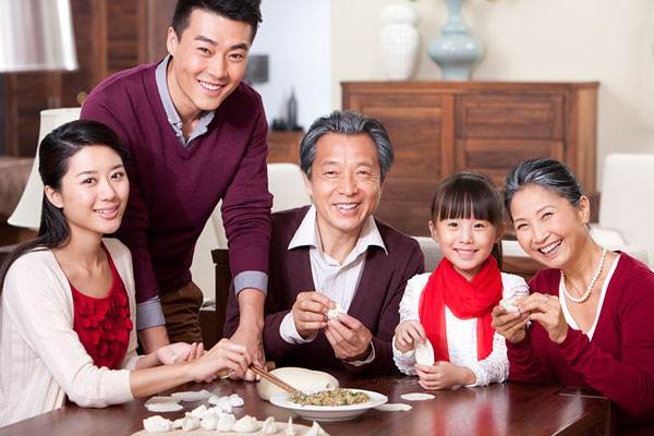 梦见所有家人聚集在一个屋里是什么意思