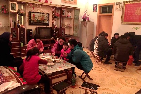 梦见在家里与家人一起吃饭是什么意思