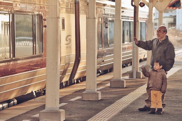 梦见公共汽车或火车开动，母亲摆手叫自己下来是什么意思