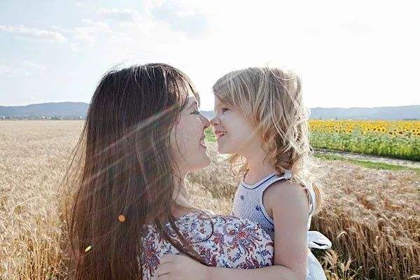 梦中梦见自己醒来，梦里母亲站在床边关切地注视着自己是什么意思