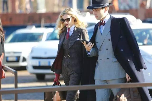 年轻女子梦见贵族是什么意思