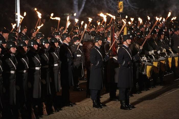 梦见自己加入警察的游行队伍是什么意思