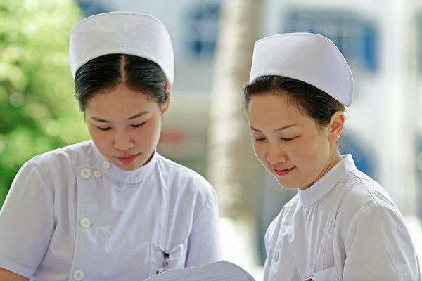 已经结婚的人梦见护士是什么意思