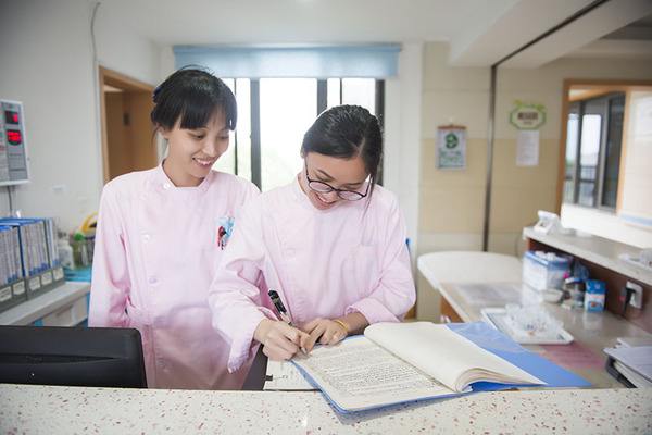 年轻的女人梦见自己是护士是什么意思