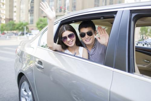 梦见坐车掉河里是什么意思