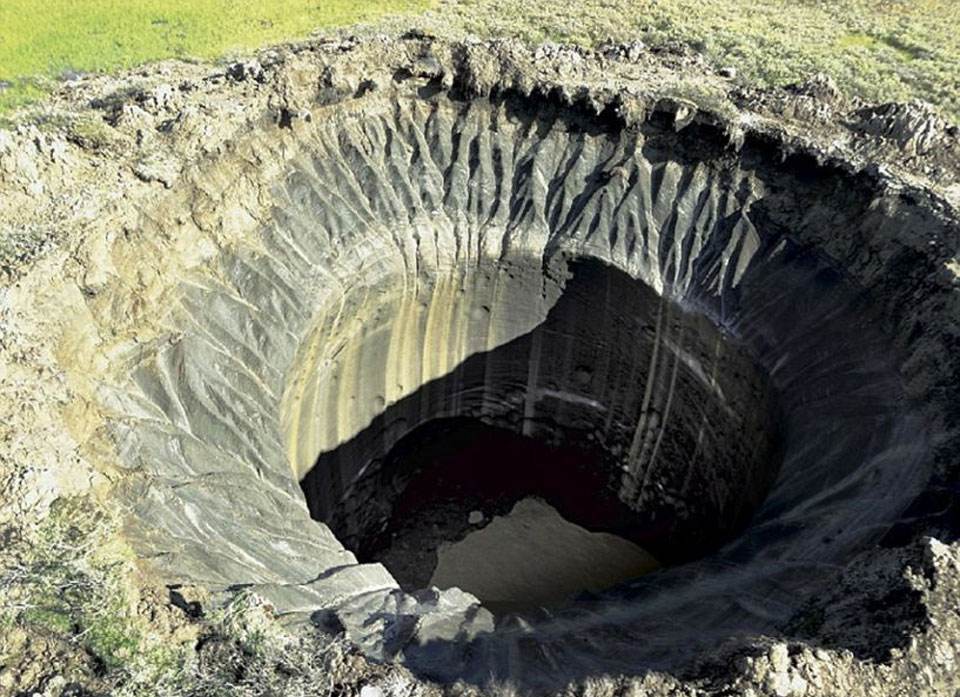 梦见家里地上塌一个坑是什么意思