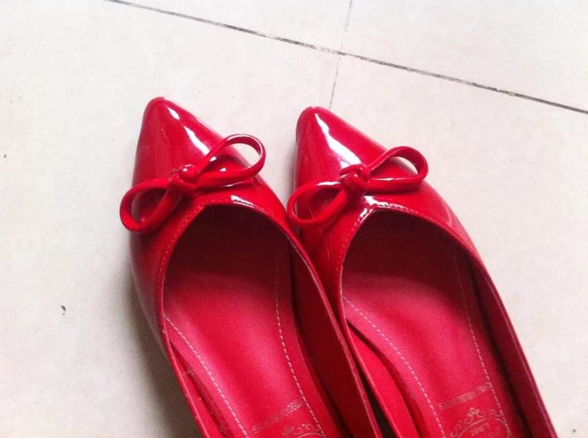 梦见买红色的鞋子是什么意思