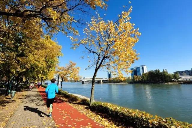 梦见沿着河边跑是什么意思？