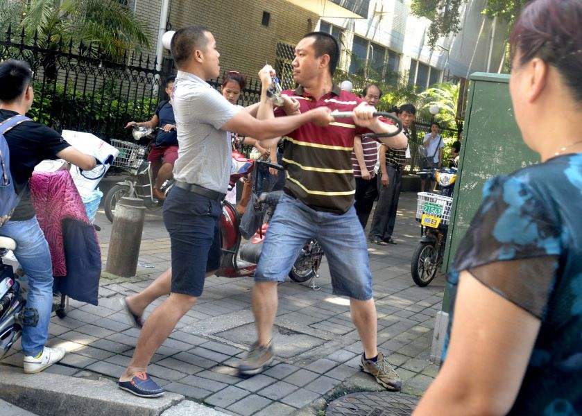 梦到自己把陌生人推到头碰破了流血了