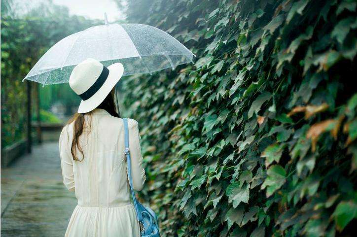 梦见自己光脚在雨中走代表什么？