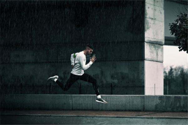 梦见一堆人大冬天跑是什么意思