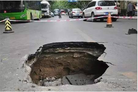 梦见地塌陷了一块是什么意思