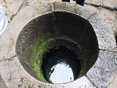 梦见向井里注水是什么意思