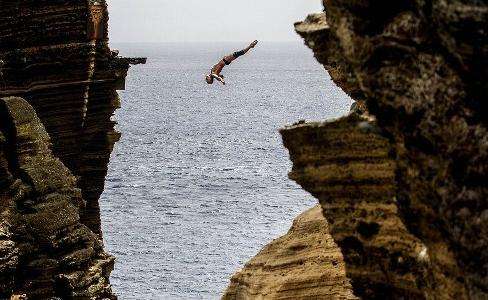 老婆把我推下悬崖是什么意思