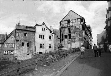 梦见下大雨客厅后墙倒了是什么意思