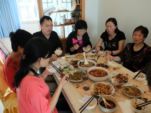 梦见乡亲们在我家吃饭是什么意思