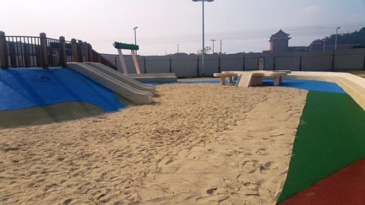 梦见一个大沙坑是什么意思