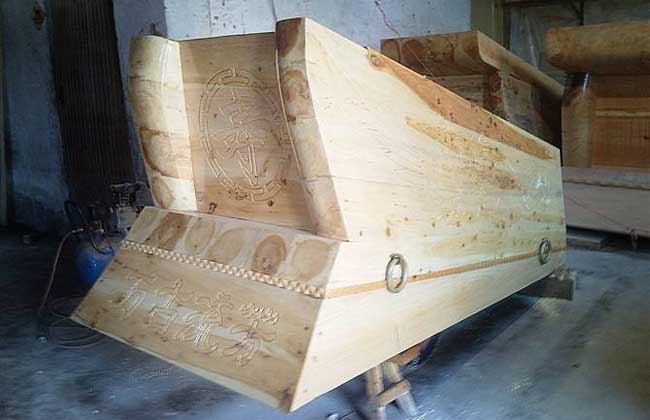 梦见棺材在房顶上是什么意思