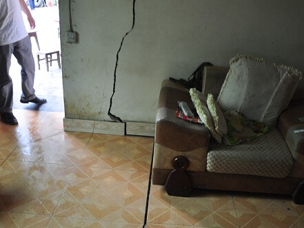 梦见自己家墙裂缝是什么意思