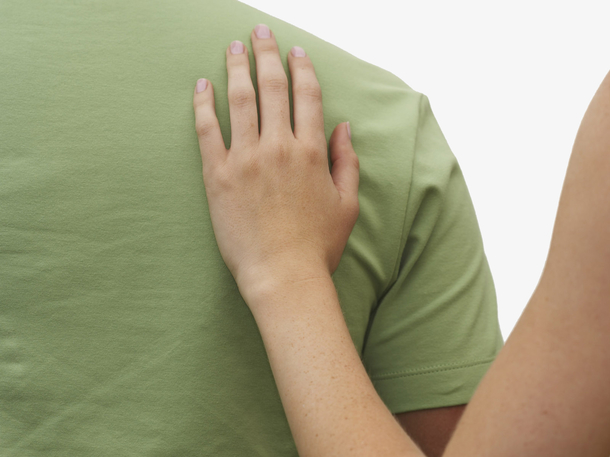 梦见被人拍肩膀是什么意思