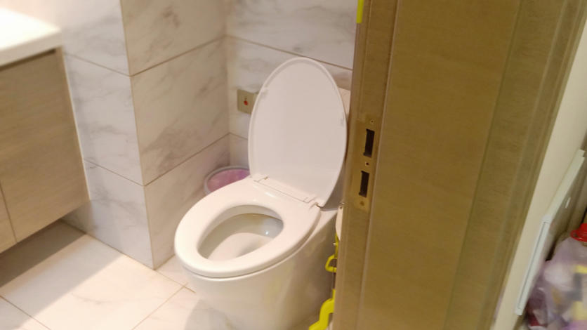 梦见上厕所有人闯进来是什么意思