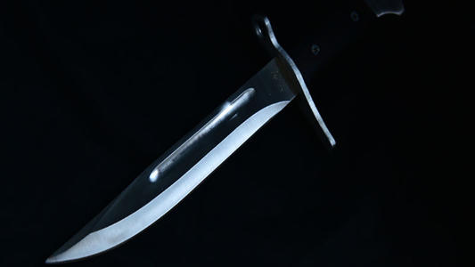 梦见被刀捅胸口是什么意思