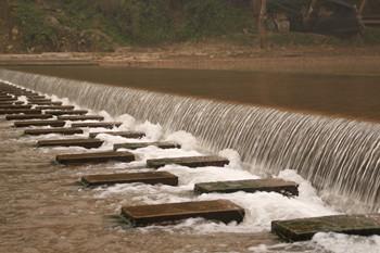 梦见水漫过大坝是什么意思