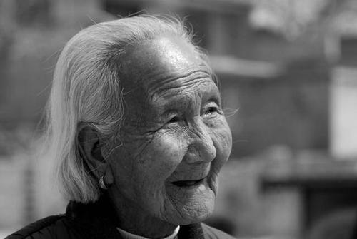 梦见我自己牵着已故的奶奶是什么意思